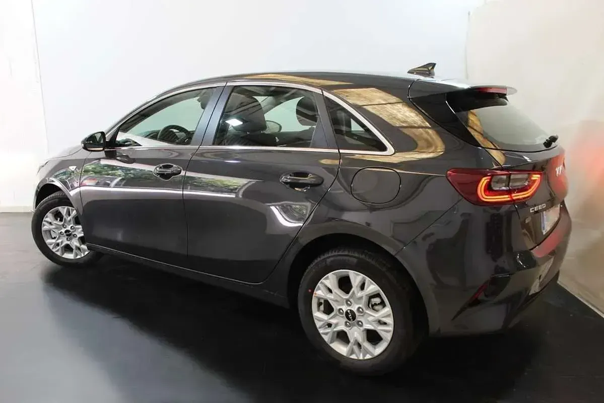 Usado Kia Ceed 136 CV (100 kW) 2024 Gris Utilitario