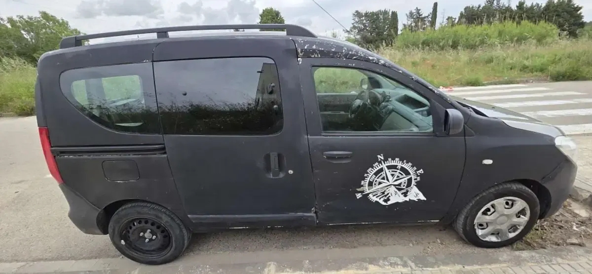 Usado Dacia Dokker Ambiance 90 CV (66 kW) 2015 Marrón Monovolumen