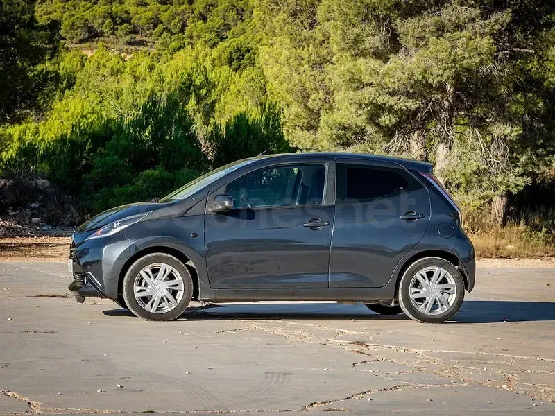 Usado Toyota Aygo Business Edition 69 CV (50 kW) 2017 Gris / plata Utilitario