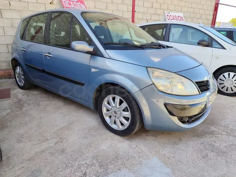 Usado Renault Scénic Dynamique 105 CV (77 kW) 2007 Violeta / lila Monovolumen