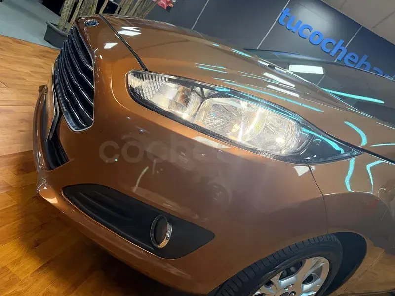 Usado Ford Fiesta 95 CV (69 kW) 2013 Naranja Berlina