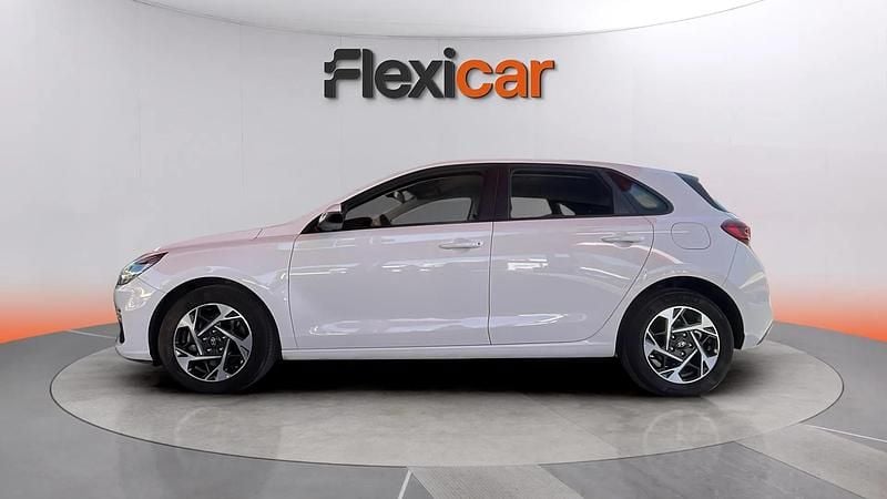 Usado Hyundai i30 101 CV (74 kW) 2024 Blanco Berlina