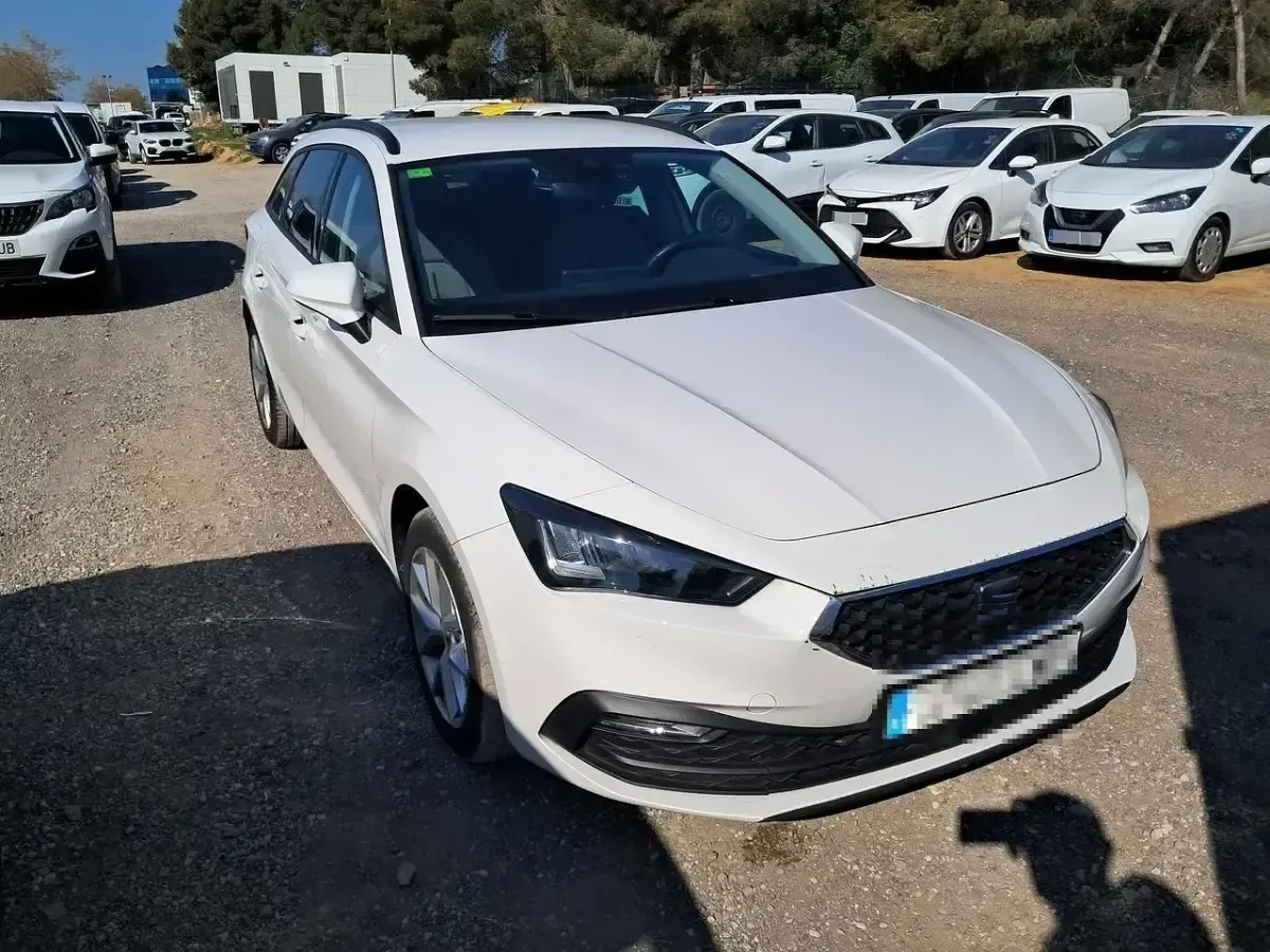 Usado Seat Leon Style 150 CV (110 kW) 2022 Blanco Familiar