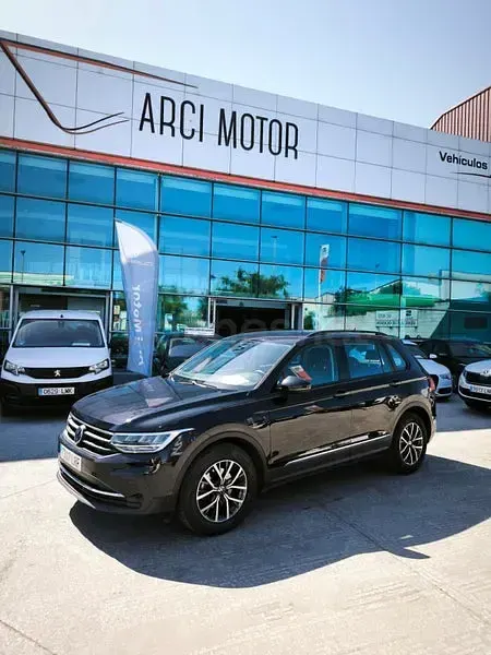 Usado VW Tiguan Life 122 CV (89 kW) 2021 Negro SUV