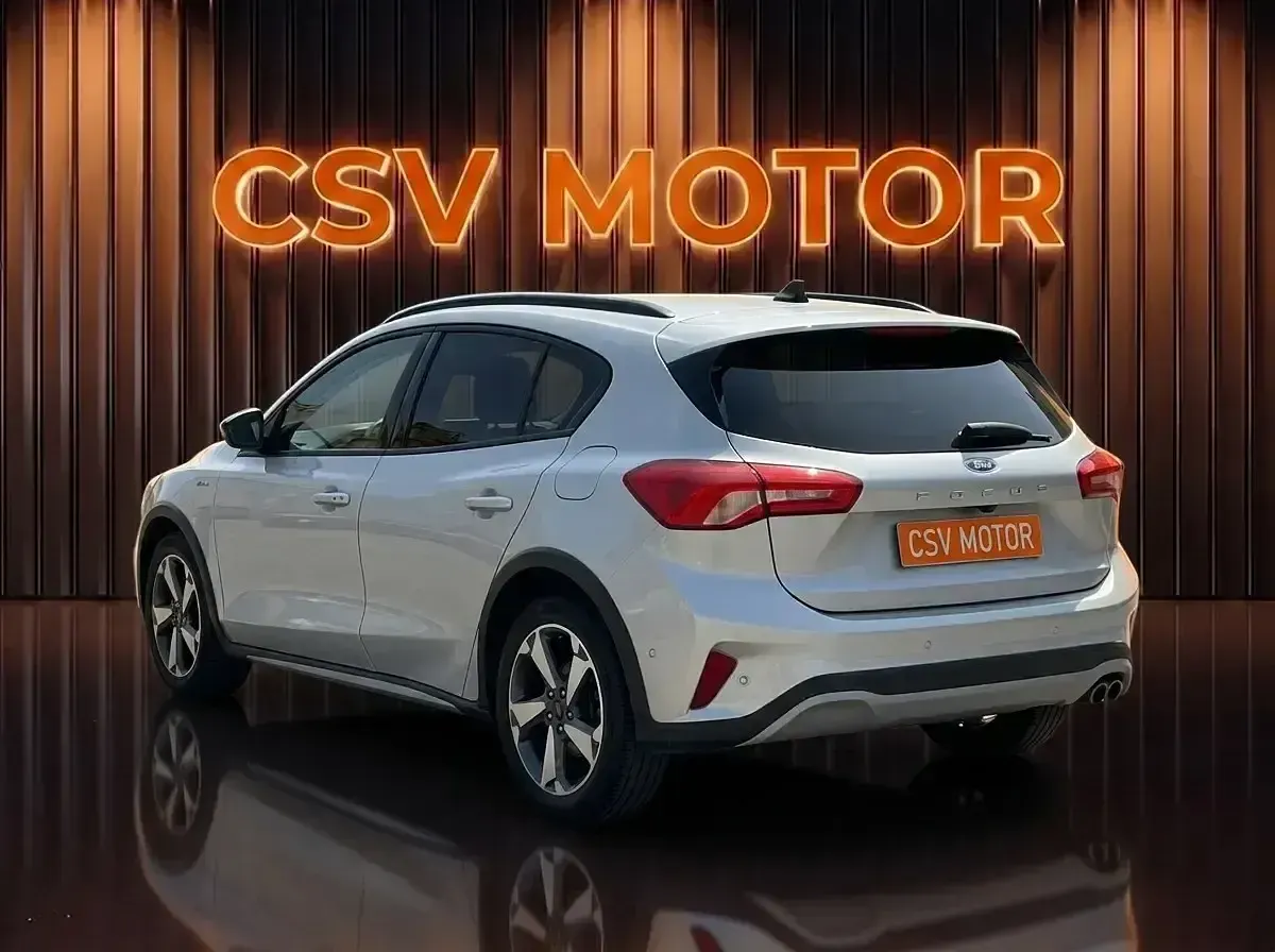 Usado Ford Focus Active 125 CV (91 kW) 2024 Gris Utilitario