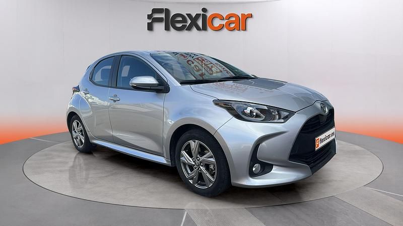 Usado Toyota Yaris Hybrid Active 116 CV (85 kW) 2024 Gris Utilitario