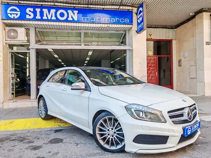 Usado Mercedes A180 AMG line 109 CV (80 kW) 2014 Blanco Utilitario