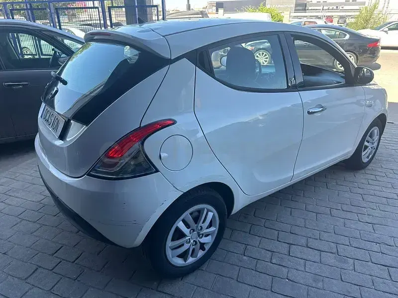 Usado Lancia Ypsilon 69 CV (50 kW) 2013 Blanco Utilitario