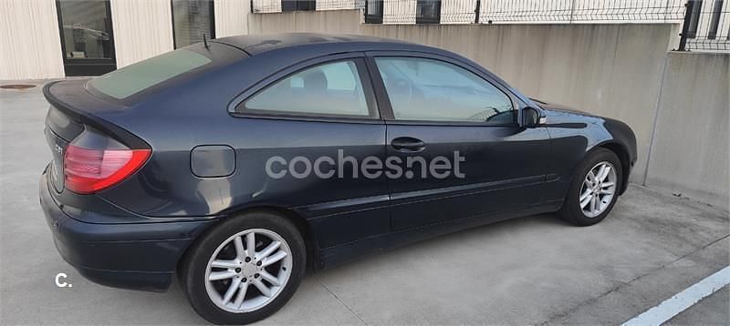 Usado Mercedes C200 122 CV (89 kW) 2004 Azul Berlina