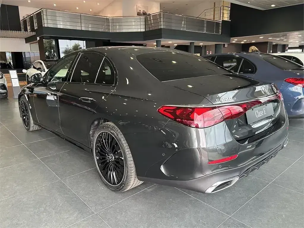 Nuevo Mercedes E220 197 CV (144 kW) 2026 Gris Berlina
