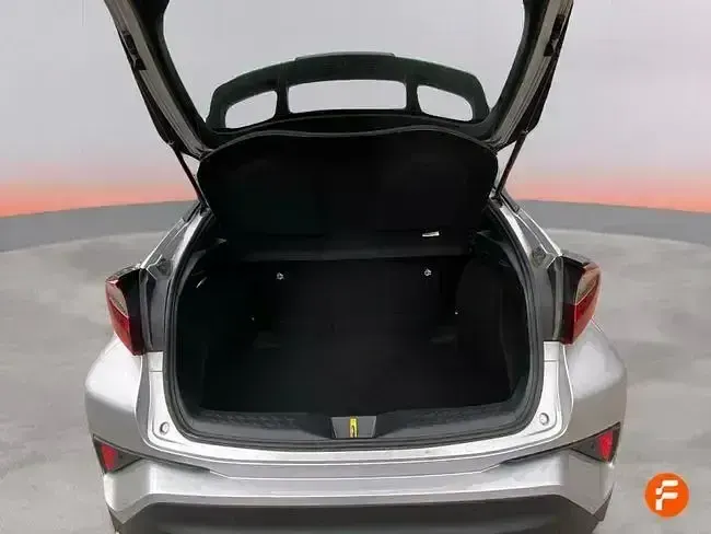 Begagnad Toyota C-HR Active 140 HK (102 kW) 2023 Grå SUV