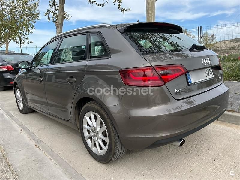 Usado Audi A3 Attraction 105 CV (77 kW) 2014 Marrón Berlina