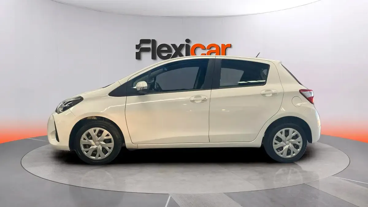 Usado Toyota Yaris Active 69 CV (50 kW) 2019 Blanco Berlina
