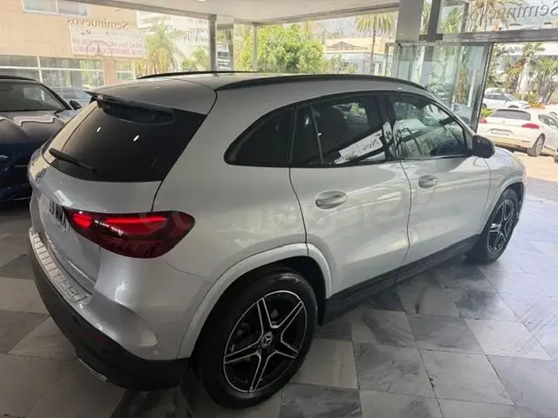 Usado Mercedes GLA200 163 CV (119 kW) 2024 Gris / plata SUV