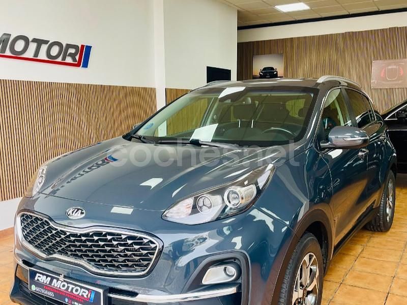Usado Kia Sportage Plus 136 CV (100 kW) 2021 Gris / plata SUV