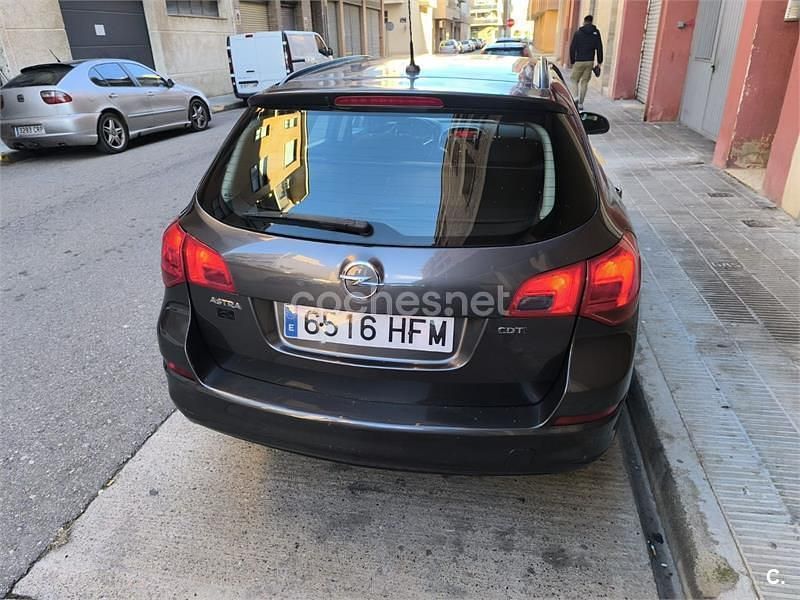 Usado Opel Astra Enjoy 110 CV (80 kW) 2011 Gris / plata Familiar