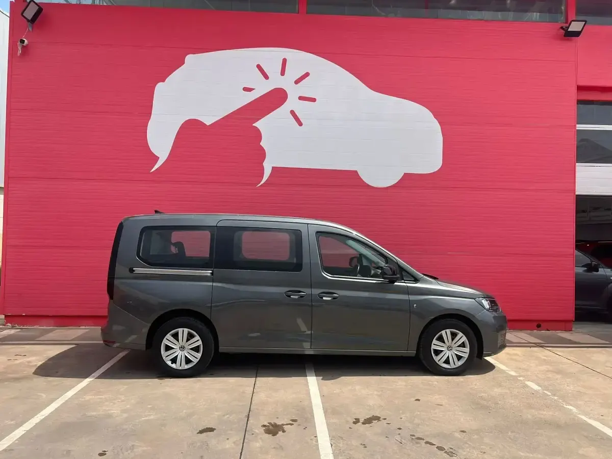 Usado VW Caddy 102 CV (75 kW) 2024 Gris Monovolumen
