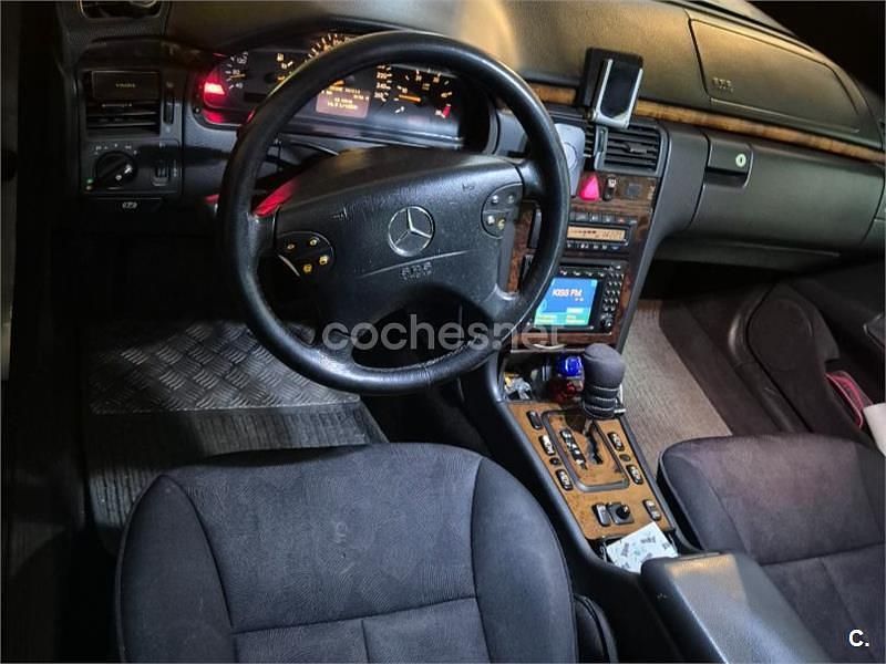 Usado Mercedes E270 Elegance 170 CV (125 kW) 2000 Gris / plata Berlina