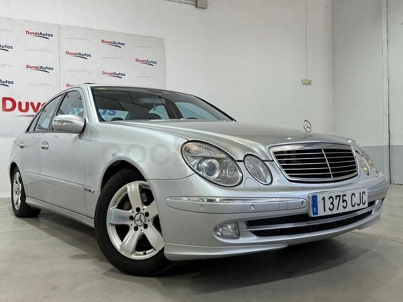 Usado Mercedes E320 Avantgarde 204 CV (150 kW) 2003 Gris / plata Berlina