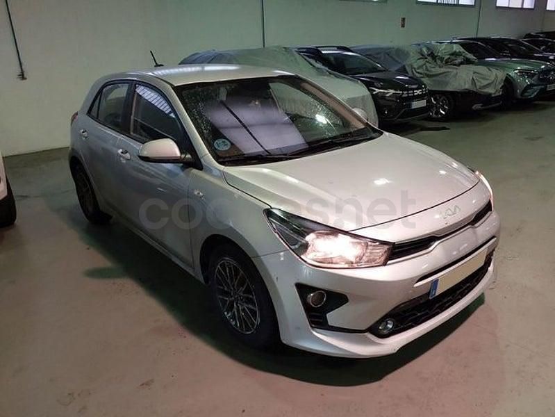 Usado Kia Rio Sport 84 CV (61 kW) 2023 Gris / plata Berlina