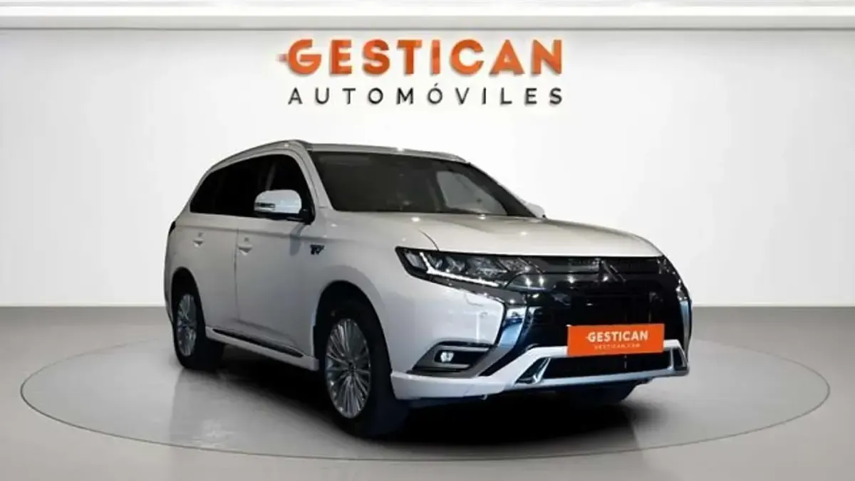 Usado Mitsubishi Outlander P-HEV 224 CV (164 kW) 2021 Blanco SUV
