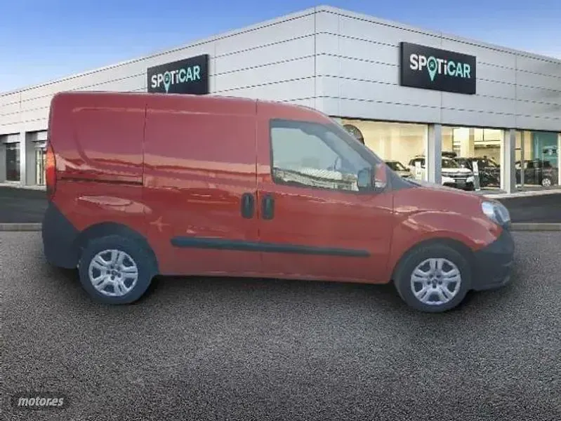 Usado Fiat Doblò 105 CV (77 kW) 2017 Rojo Monovolumen