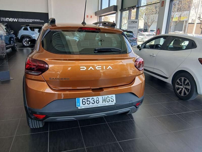 Usado Dacia Sandero Expression 100 CV (73 kW) 2023 Naranja Berlina