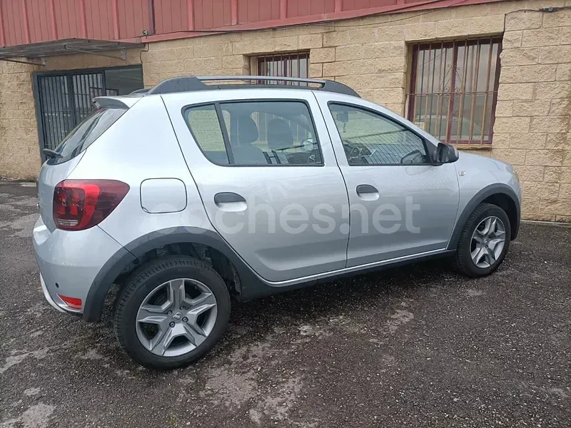 Usado Dacia Sandero Comfort 90 CV (66 kW) 2019 Gris / plata Berlina