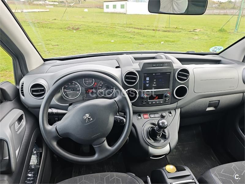 Usado Peugeot TePee Style 120 CV (88 kW) 2016 Gris / plata Monovolumen
