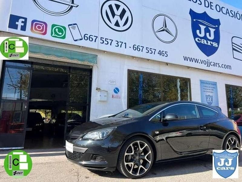 Negro Usado 2011 Opel Astra GTC Berlina | 19.500 € - Imagen 1/4