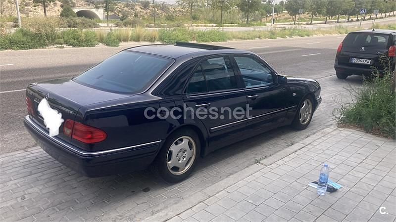 Usado Mercedes E300 Avantgarde 177 CV (130 kW) 1998 Azul Berlina
