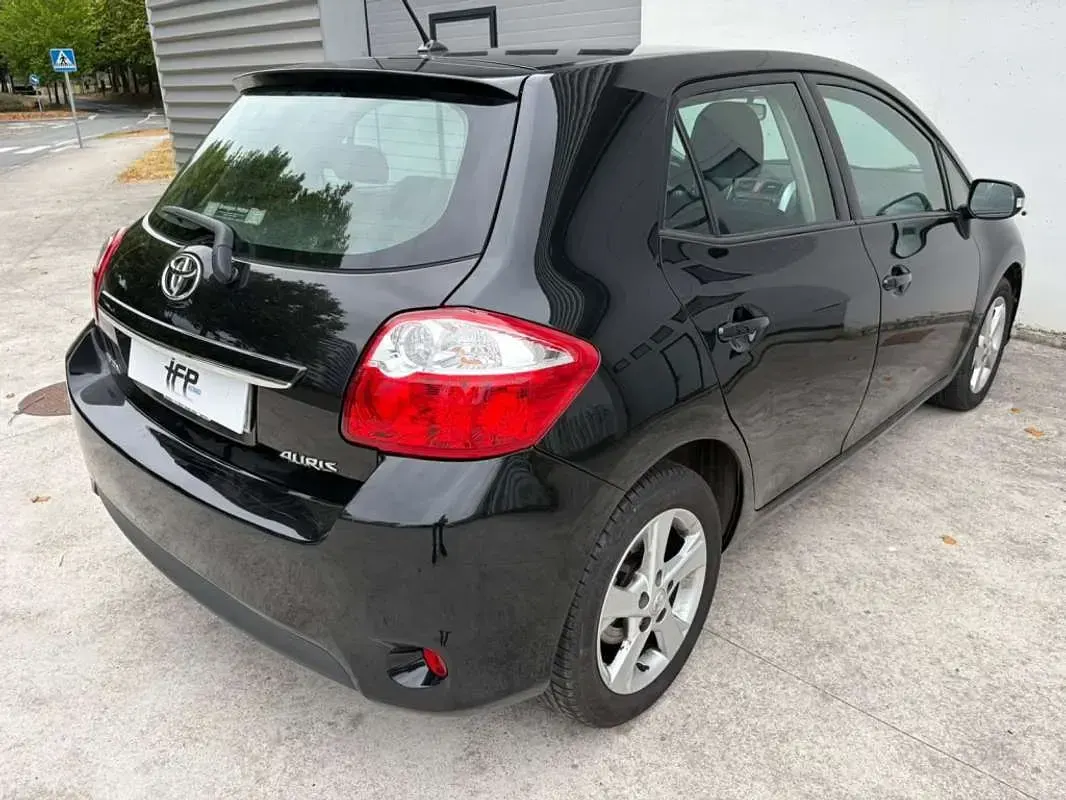 Usado Toyota Auris Active 132 CV (97 kW) 2011 Negro Utilitario
