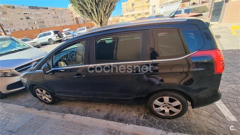 Usado Peugeot 5008 Allure 112 CV (82 kW) 2011 Negro Monovolumen