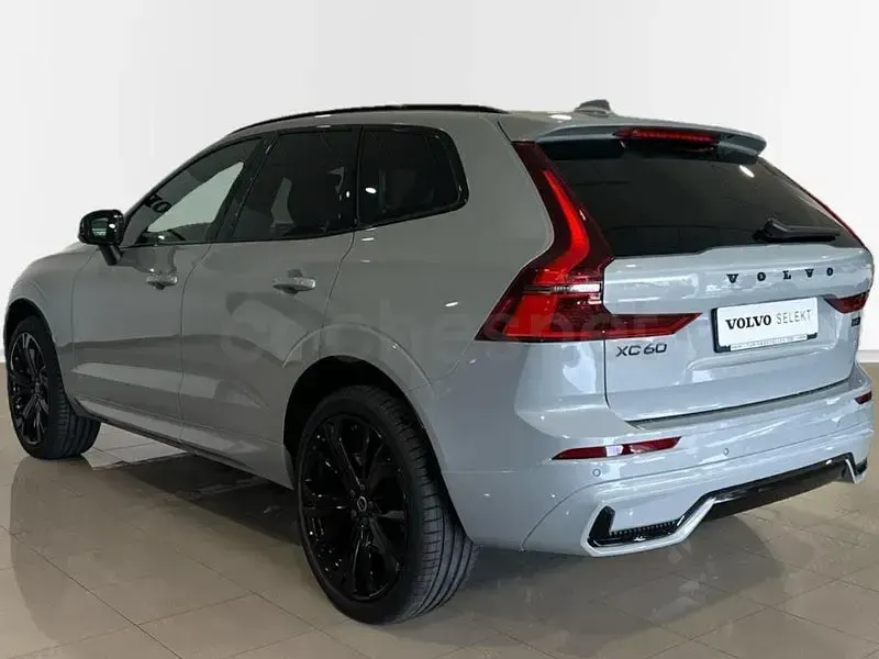 Usado Volvo XC60 Plus 250 CV (183 kW) 2025 Gris / plata SUV
