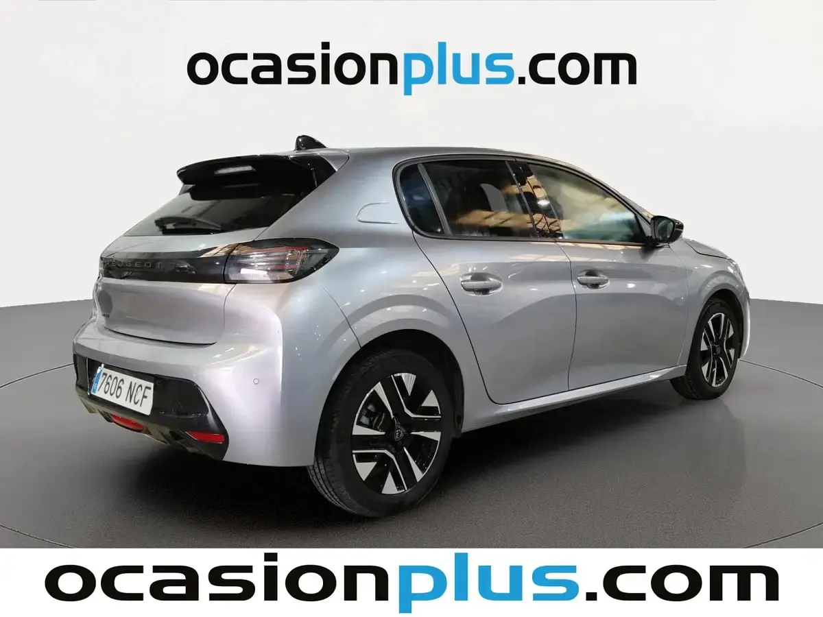 Usado Peugeot 208 Allure 100 CV (73 kW) 2025 Gris Utilitario
