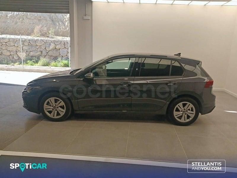 Usado VW Golf VIII Life 115 CV (84 kW) 2020 Gris / plata Berlina