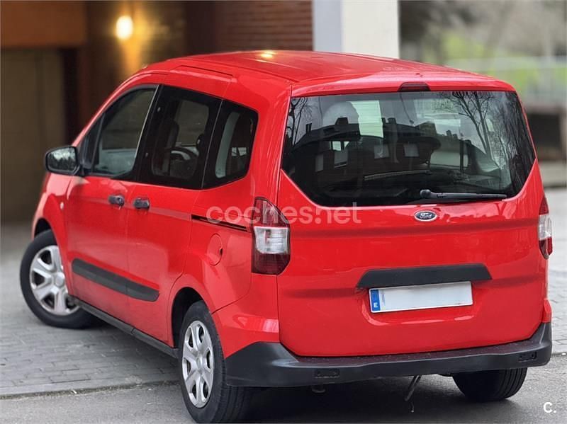 Usado Ford Tourneo Courier Titanium 100 CV (73 kW) 2017 Rojo Monovolumen
