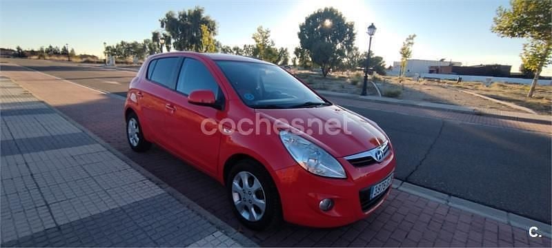 Rojo Usado 2009 Hyundai i20 Comfort Berlina | 5000 € (Precio justo) - Imagen 1/4