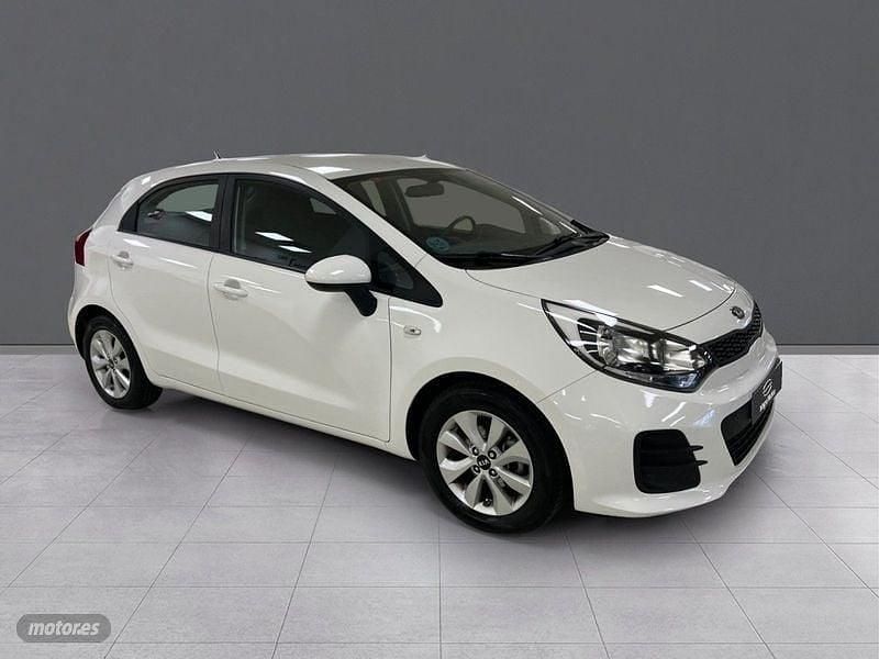 Usado Kia Rio 77 CV (56 kW) 2017 Blanco Berlina