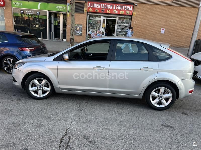 Usado Ford Focus Trend 109 CV (80 kW) 2009 Gris / plata Berlina