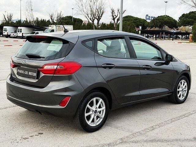 Usado Ford Fiesta Trend 86 CV (63 kW) 2018 Gris / plata Utilitario