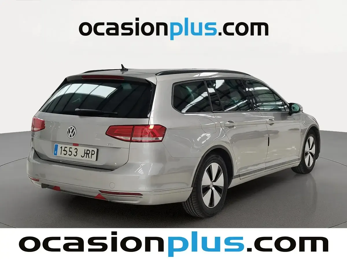 Usado VW Passat 120 CV (88 kW) 2016 Gris plata Familiar