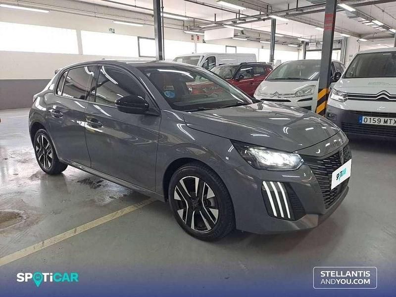 Usado Peugeot 208 Allure 101 CV (74 kW) 2025 Gris Utilitario