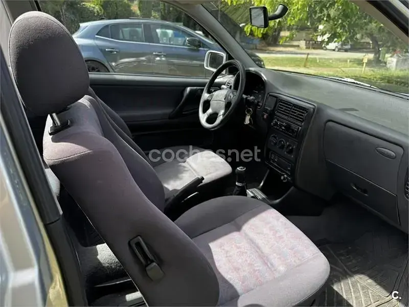 Usado VW Polo 60 CV (44 kW) 1998 Gris / plata Berlina