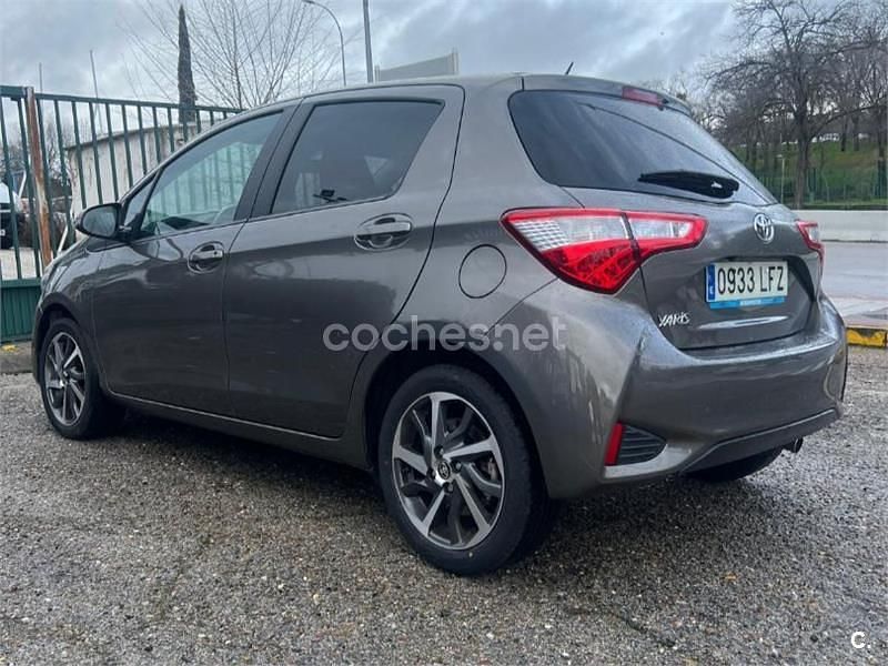 Usado Toyota Yaris 111 CV (81 kW) 2020 Gris / plata Berlina