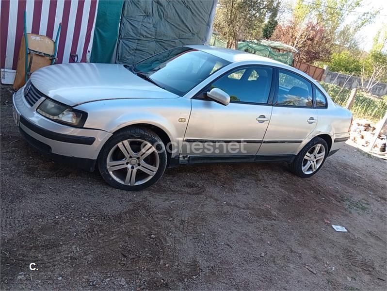 Usado VW Passat Advance 130 CV (95 kW) 2002 Negro Berlina