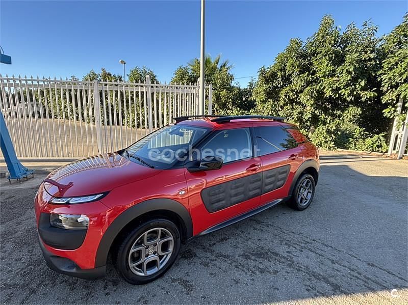 Usado Citroën C4 Cactus Shine 92 CV (67 kW) 2015 Rojo Utilitario