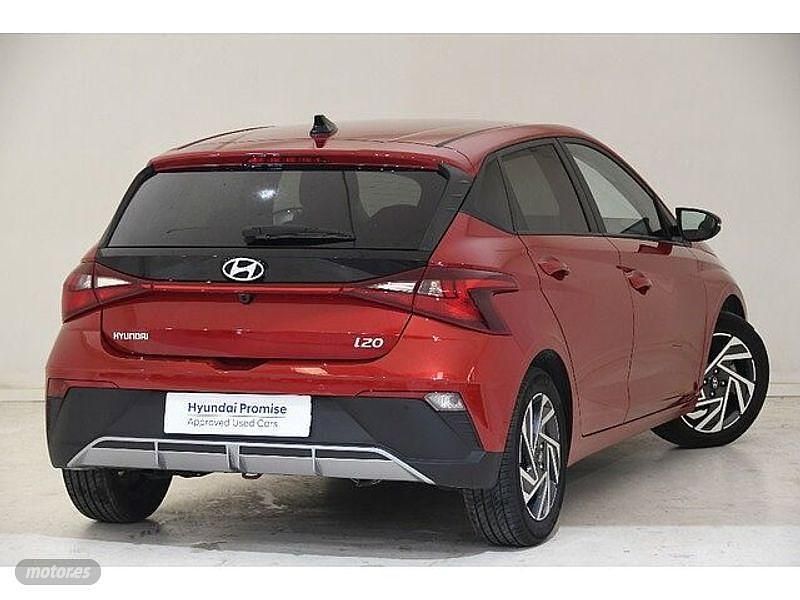 Usado Hyundai i20 84 CV (61 kW) 2024 Dragon red (perlado) Utilitario