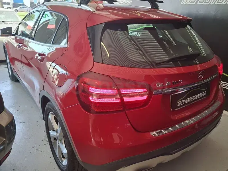 Usado Mercedes GLA180 122 CV (89 kW) 2019 Rojo SUV