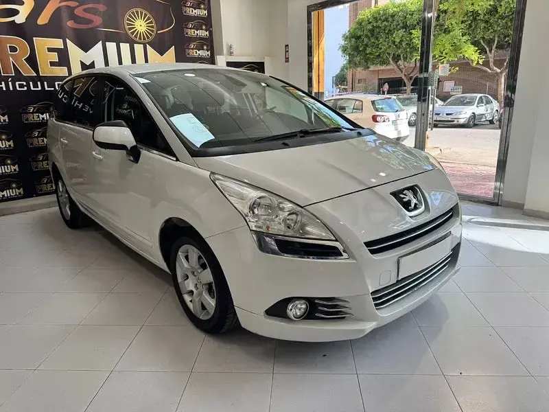 Usado Peugeot 5008 110 CV (80 kW) 2010 Blanco Monovolumen